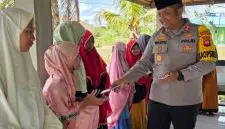 Kapolres Kubu Raya Safari Ramadhan ke Pondok Pesantren, Bagikan Bansos untuk Santri. Foto/Istimewa. 