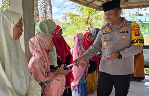 Kapolres Kubu Raya Safari Ramadhan ke Pondok Pesantren, Bagikan Bansos untuk Santri. Foto/Istimewa. 