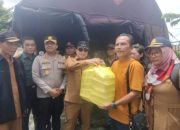 Pemkab Kubu Raya Bagikan 1000 Kotak Makanan Kepada Korban Banjir di Sungai Ambawang