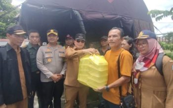 Pemkab Kubu Raya Bagikan 1000 Kotak Makanan Kepada Korban Banjir di Sungai Ambawang