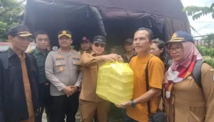 Pemkab Kubu Raya Bagikan 1000 Kotak Makanan Kepada Korban Banjir di Sungai Ambawang