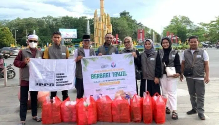 JPPR Kalbar Bagikan Ratusan Takjil Ramadhan di Digulis Pontianak