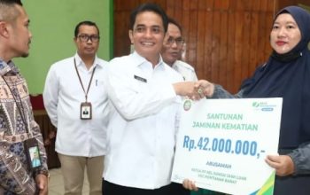 Serahkan Bantuan Operasional, Bahasan Harap RT-RW Dukung Program Pemkot