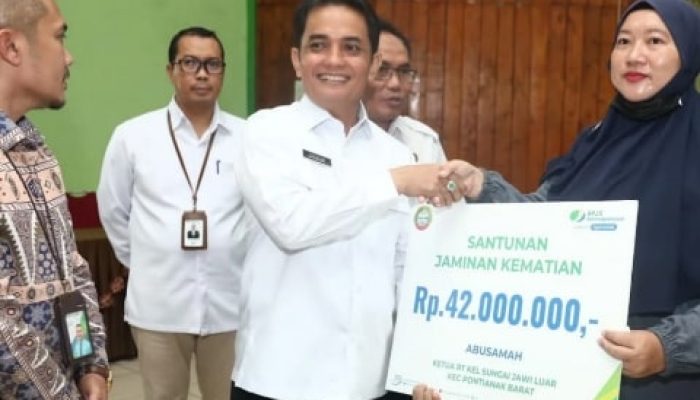 Serahkan Bantuan Operasional, Bahasan Harap RT-RW Dukung Program Pemkot