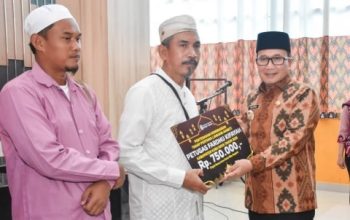 Pemkab Kubu Raya Serahkan Honorium Pekerja Sosial dan THR Non-ASN