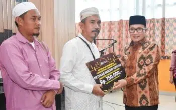 Pemkab Kubu Raya Serahkan Honorium Pekerja Sosial dan THR Non-ASN