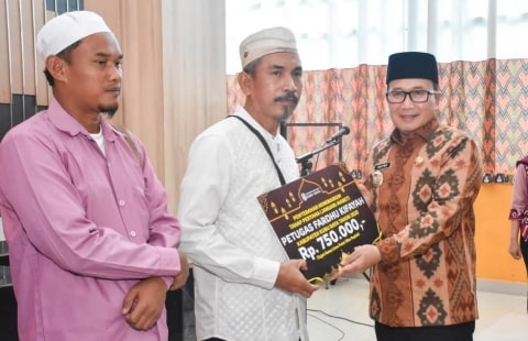 Pemkab Kubu Raya Serahkan Honorium Pekerja Sosial dan THR Non-ASN