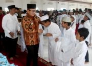 Bupati Sujiwo Serahkan Santunan untuk Anak Yatim Desa Pal Sembilan