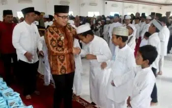 Bupati Sujiwo Serahkan Santunan untuk Anak Yatim Desa Pal Sembilan