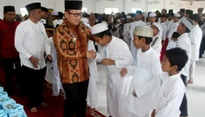 Bupati Sujiwo Serahkan Santunan untuk Anak Yatim Desa Pal Sembilan