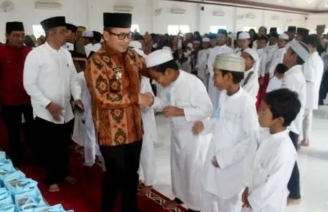 Bupati Sujiwo Serahkan Santunan untuk Anak Yatim Desa Pal Sembilan