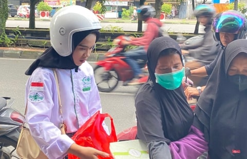 IPPNU Pontianak dan LAZISNU Kalbar Bagikan Takjil di Bulan Ramadhan