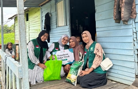 NU Care-LAZISNU Kalbar Salurkan Zakat Fitrah Secara Door to Door di Ambawang Kuala