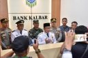 Bupati Sujiwo saat meresmikan Relokasi KCP Bank Kalbar Kubu. Foto/Istimewa. 