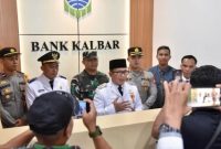 Bupati Sujiwo saat meresmikan Relokasi KCP Bank Kalbar Kubu. Foto/Istimewa. 