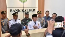 Bupati Sujiwo saat meresmikan Relokasi KCP Bank Kalbar Kubu. Foto/Istimewa. 