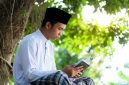 Seorang santri lagi membaca,- FOTO/AI Studio.