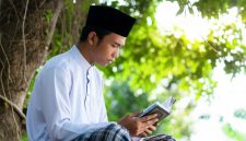 Seorang santri lagi membaca,- FOTO/AI Studio.