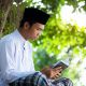 Seorang santri lagi membaca kitab