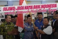 Bupati Sujiwo saat melepas keberangkatan Jamaah Haji Kubu Raya di Batam.