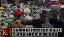 Bupati Sujiwo Kubu Raya saat meninjau langsung penumpukan barang bekas di Jalan Alianyang berdekatan Terminal Bus Internasional.