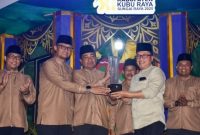 Bupati Sujiwo Resmi Tutup MTQ XI Kubu Raya, Kafilah Sungai Kakap Raih Gelar Juara. Foto/Istimewa. 