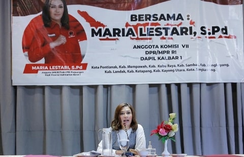 Anggota Komisi VII DPR RI, Maria Lestari, S.Pd.,M.H., saat memberikan materi Sosialisasi Empat Pilar Kebangsaan, di Hotel Golden Tulip, Kota Pontianak, Senin (21/04/25). Foto/Istimewa. 
