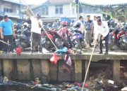 Bersihkan Parit Tokaya, Wako Edi Ajak Warga Peduli Lingkungan