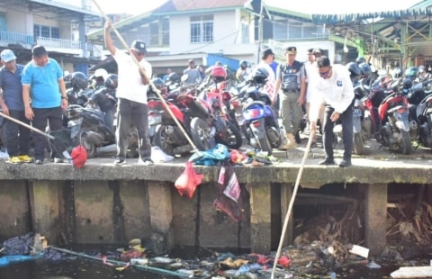 Bersihkan Parit Tokaya, Wako Edi Ajak Warga Peduli Lingkungan