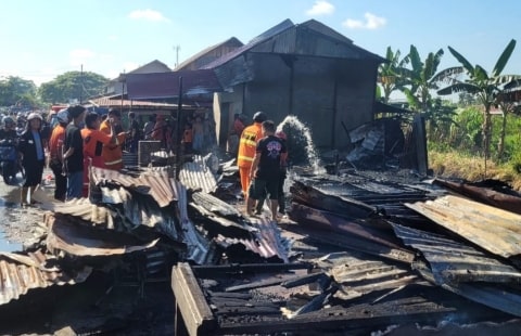 Kebakaran Hebat Hanguskan 4 Kios di Sungai Kakap, Kerugian Capai Ratusan Juta