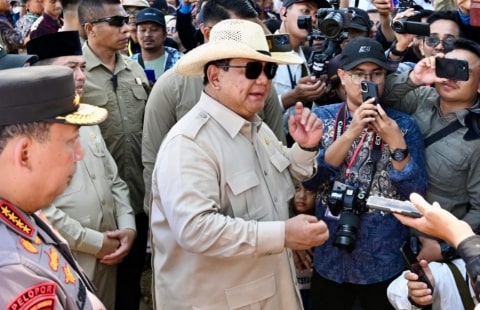 Presiden Prabowo Subianto secara resmi melepas keberangkatan ekspor perdana jagung sebanyak 1.200 ton dari Kabupaten Bengkayang, Kalimantan Barat, ke Kuching, Malaysia, pada Kamis, 5 Juni 2025
