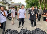 Bupati Sujiwo Serahkan Kurban Untuk Masyarakat Dan Pegawai Honorer Kubu Raya