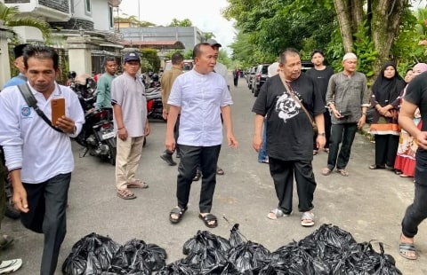 Bupati Sujiwo Serahkan Kurban Untuk Masyarakat Dan Pegawai Honorer Kubu Raya