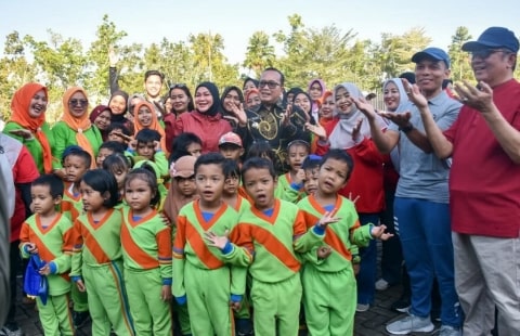 Bupati Sujiwo Ikut Senam Indonesia Hebat Bersama Anak PAUD