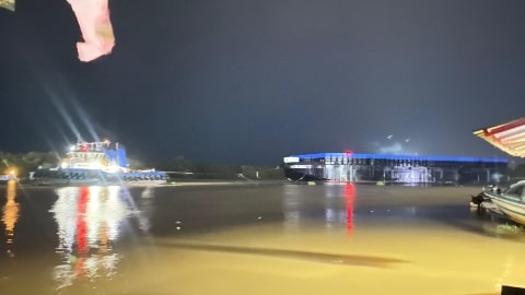 Tongkang Hantam Fasilitas Umum Hingga Rusak Enam Speed Boat
