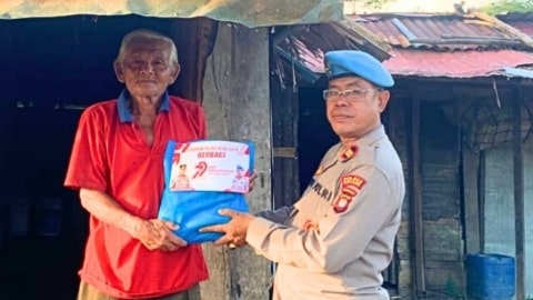 Hari Bhayangkara ke-79, Sipropam Polres Kubu Raya Salurkan Bansos ke Warga Terdampak