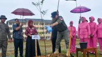 Bupati Sujiwo Hijaukan Lingkungan di Mako Brimob