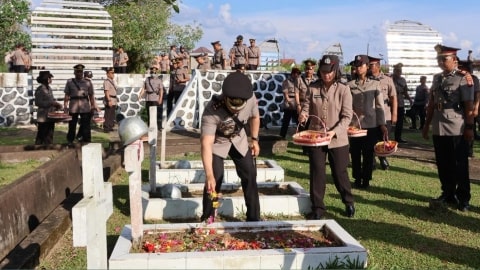 Kenang Jasa Pahlawan, Polres Kubu Raya Gelar Upacara Ziarah ke TMP Dharma Patria