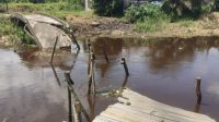 Jembatan Desa Mega Timur Roboh, Warga Bangun Jalur Darurat dengan Tali dan Sampan