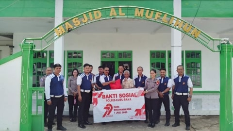 Polres Kubu Raya Bakti Religi, Gotong Royong Bersihkan Tempat Ibadah