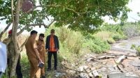 Terkikis Abrasi, Bupati Sujiwo Usulkan Penambahan Turap di Selat Padang Tikar