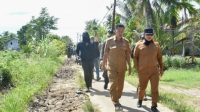 Bupati Sujiwo Tinjau Kondisi Jalan Poros di Batu Ampar