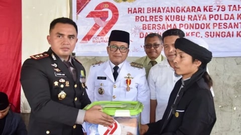 Bupati Sujiwo Puji Kapolres Kubu Raya saat Syukuran Hari Bhayangkara di Ponpes