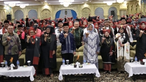 Gubernur Kalbar Ria Norsan Kukuhkan Bundo Kanduang Minangkabau, Dorong Peran Strategis Kaum Ibu