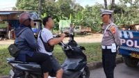 Polres Kubu Raya Tindak Pelanggar Lalu Lintas, Fokus pada Helm dan Surat Kendaraan