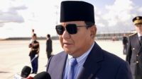 Presiden Prabowo Subianto memberikan keterangannya kepada awak media di Bandar Udara Orly, Paris, pada Selasa, 15 Juli 2025. 
