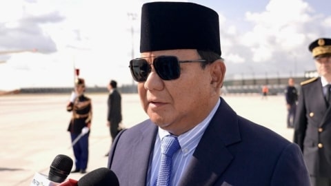 Presiden Prabowo Subianto memberikan keterangannya kepada awak media di Bandar Udara Orly, Paris, pada Selasa, 15 Juli 2025. 