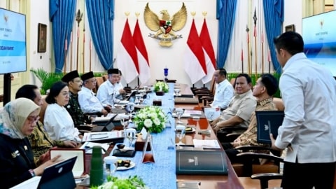 Presiden Prabowo Subianto memimpin rapat terbatas dengan Wakil Presiden Gibran Rakabuming dan sejumlah Menteri Kabinet Merah Putih di Istana Merdeka, Jakarta, membahas penyelenggaraan Sekolah Rakyat Rintisan Tahun 2025–2026. Foto: BPMI Setpres/