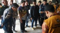 *Caption Foto* : Wakil Wali Kota Pontianak Bahasan bersama Tim Satgas Pangan Kota Pontianak melakukan penimbangan beras kemasan untuk memastikan takaran sudah sesuai.