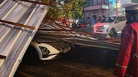 Hujan Deras Disertai Angin Kencang, Tiga Kendaraan di Kubu Raya Tertimpa Atap Bangunan